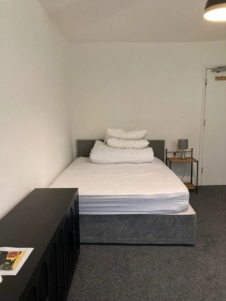 Room Forest Road in Greater London