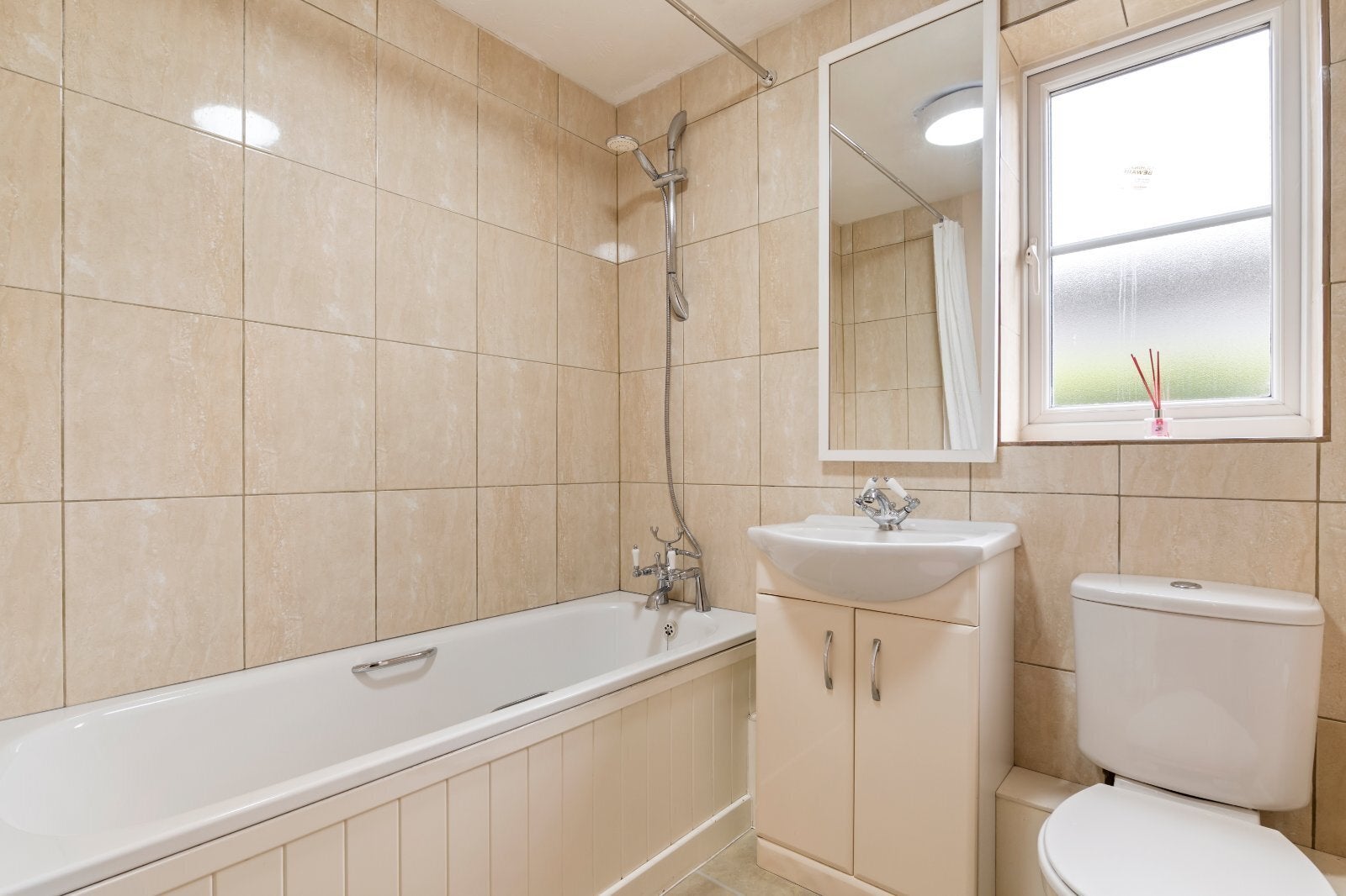Flat Heddington Grove in Greater London