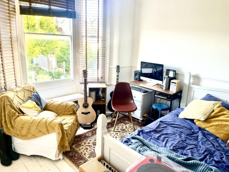 Room Hartley Road in Greater London