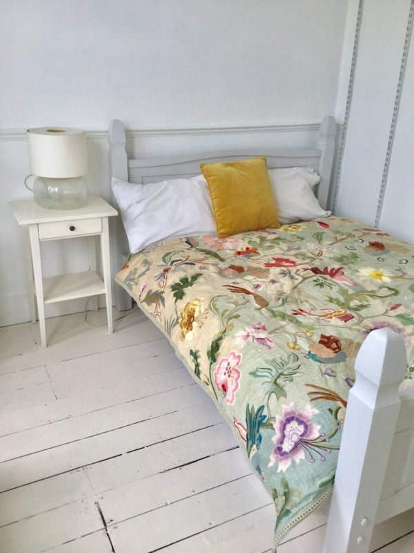 Room Hartley Road in Greater London
