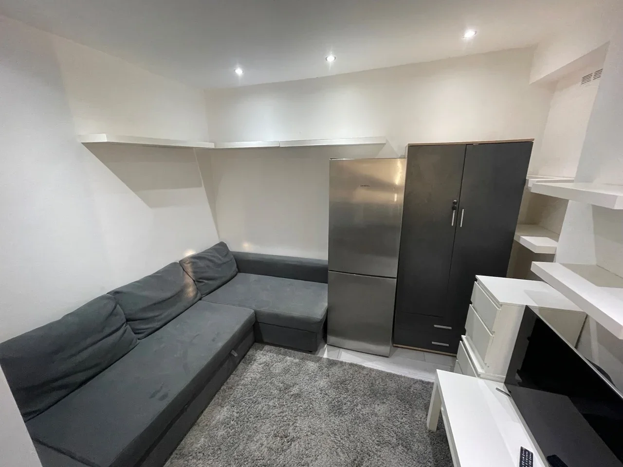 Flat Fernham Road in Greater London