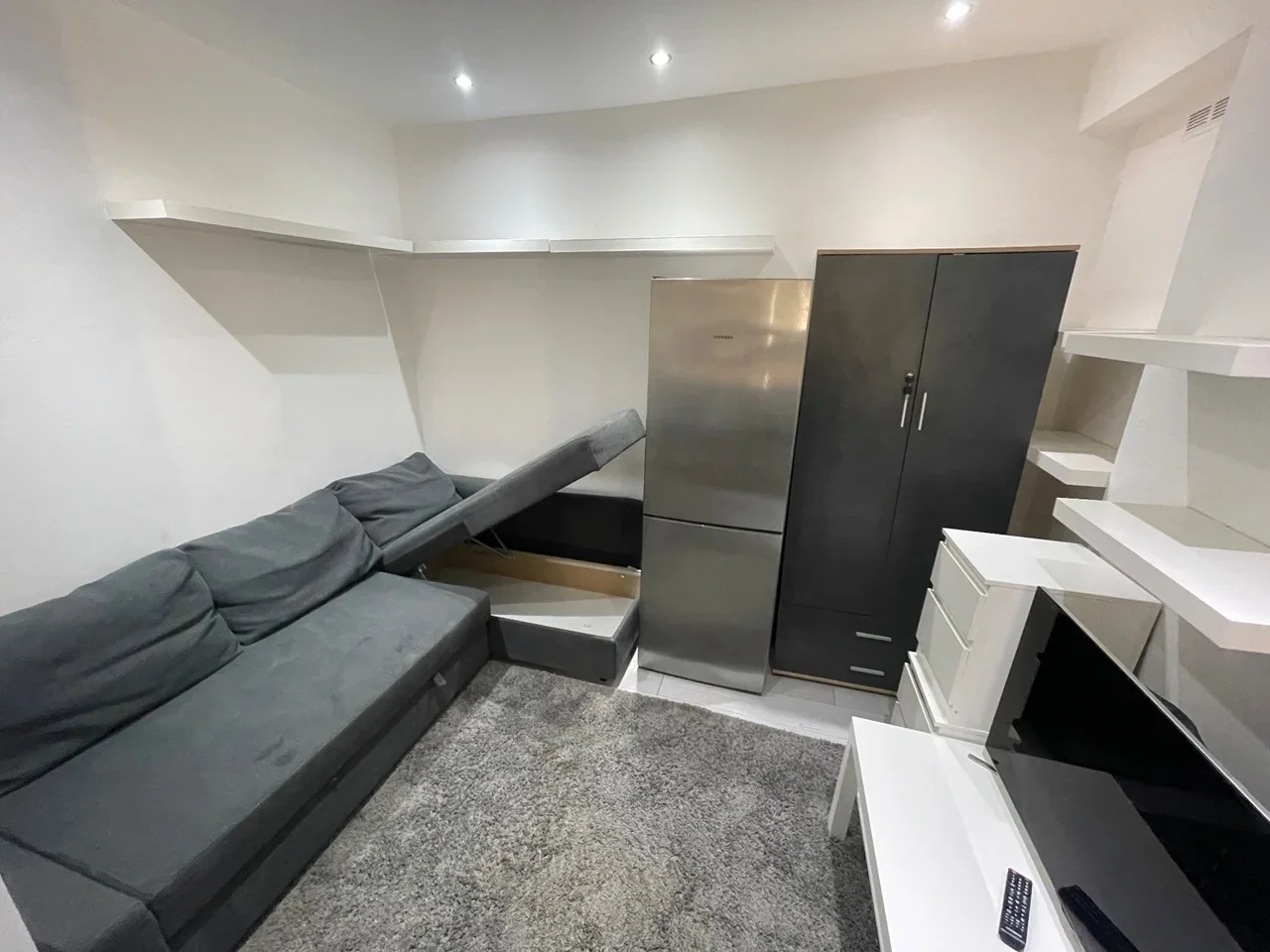 Flat Fernham Road in Greater London