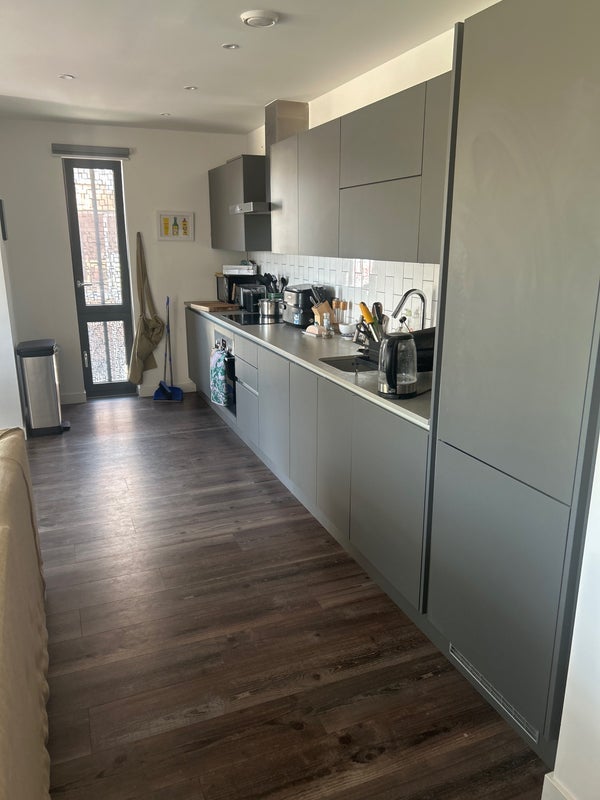 Room Wallis Road in Greater London