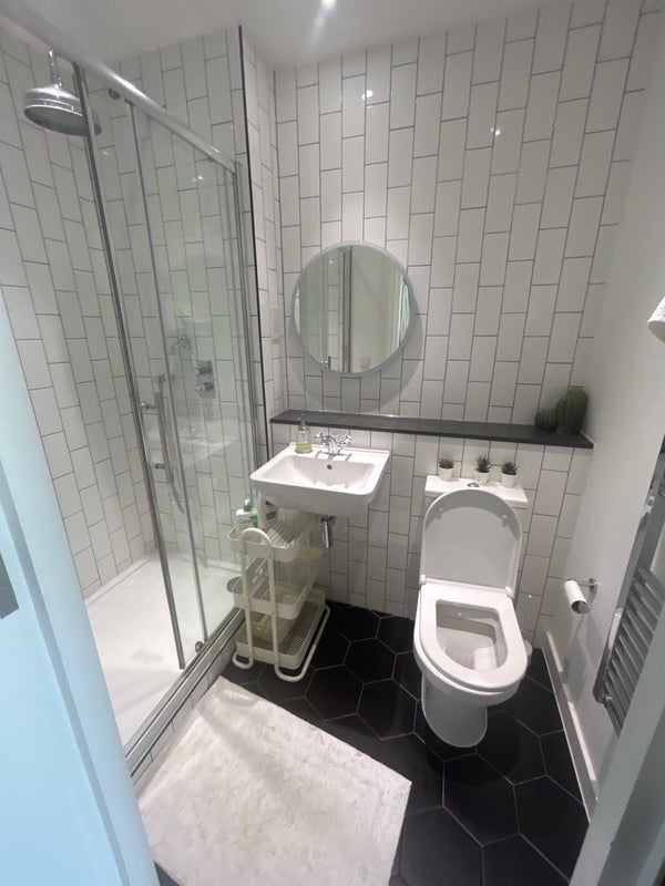 Room Wallis Road in Greater London