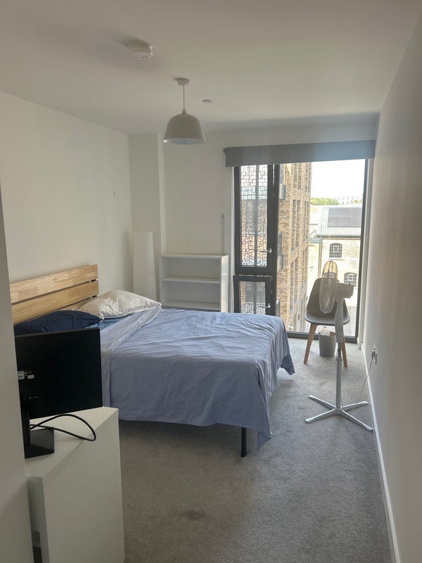 Room Wallis Road in Greater London