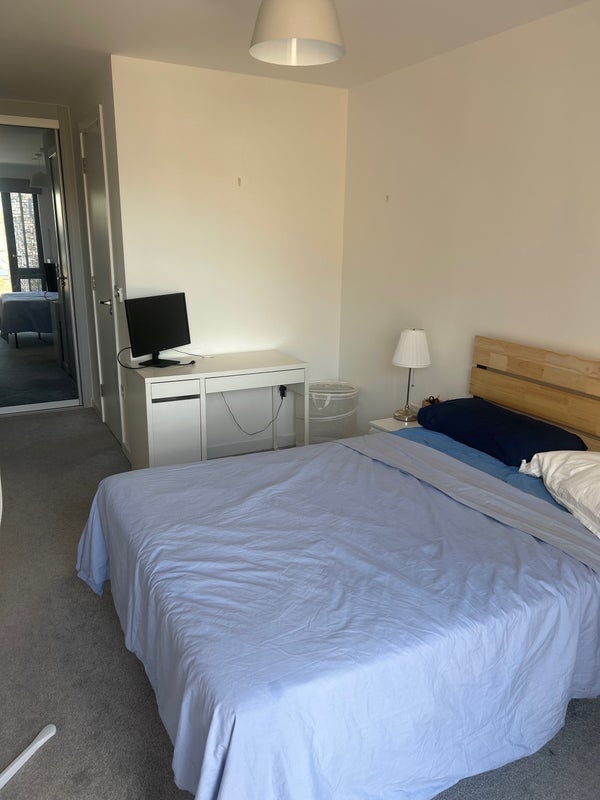 Room Wallis Road in Greater London