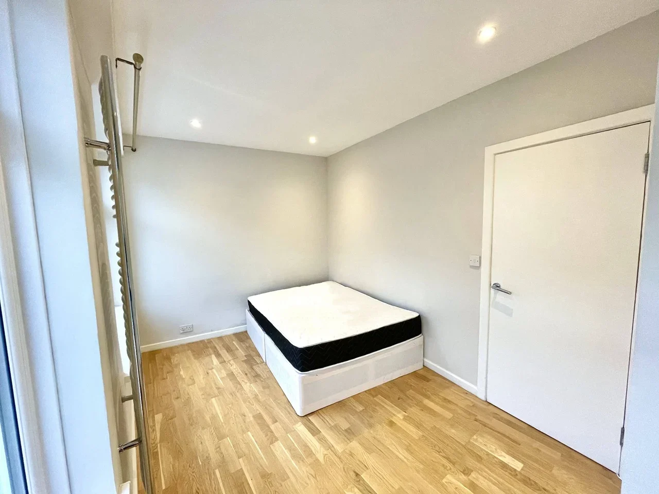Flat Rye Lane in Greater London