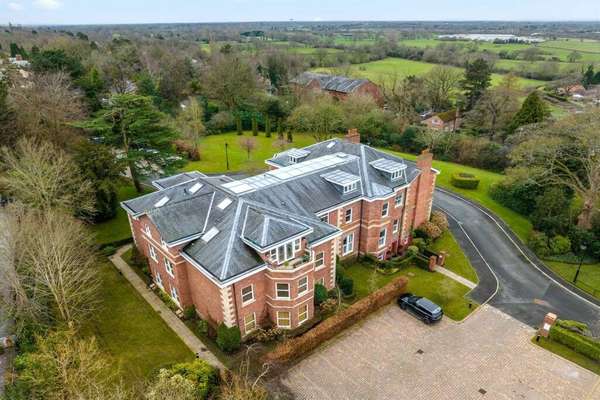 Flat St. Hilary's Park in Alderley Edge