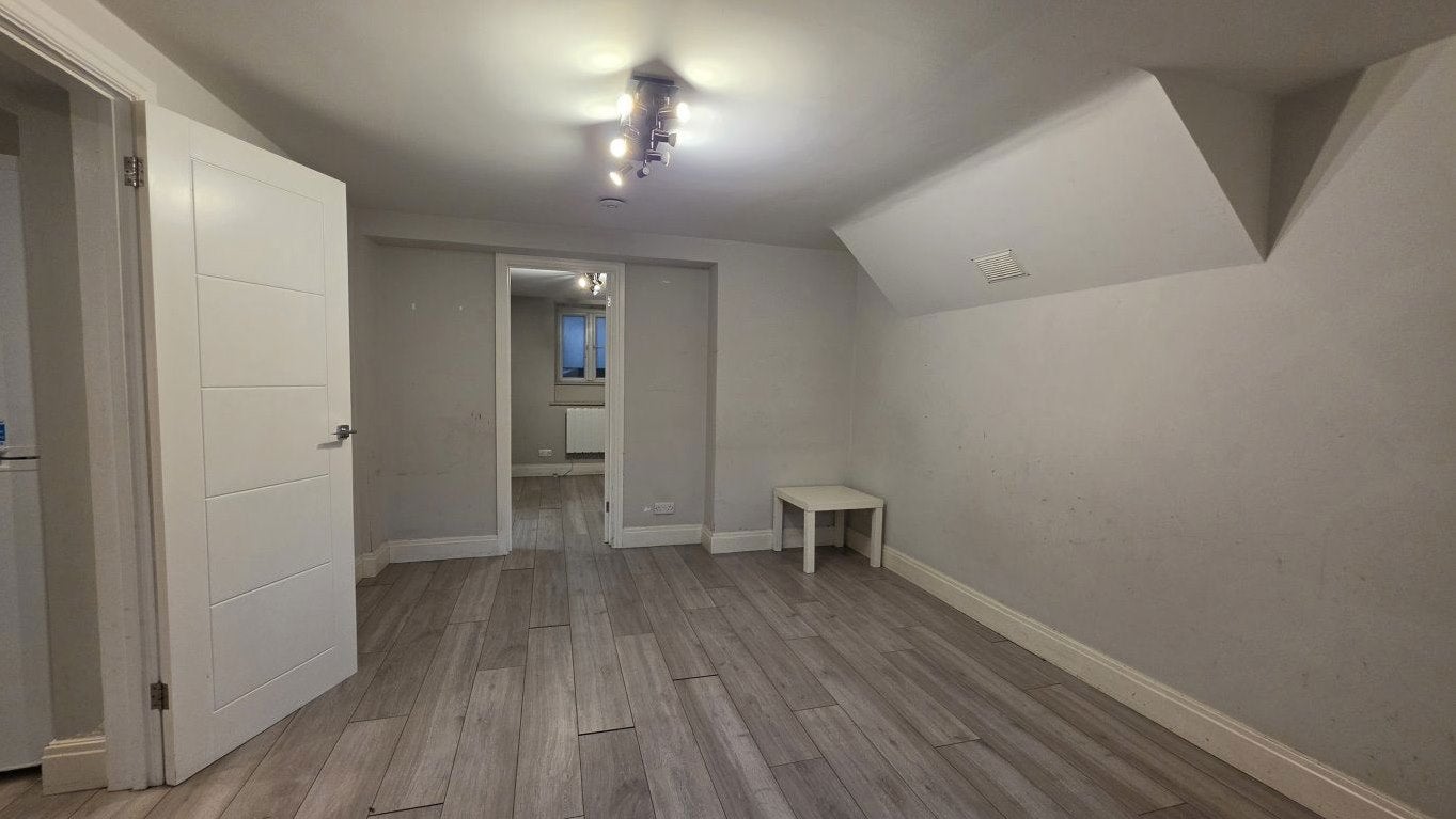Flat Vicarage Road in Watford