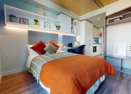Room Commercial Road in Greater London