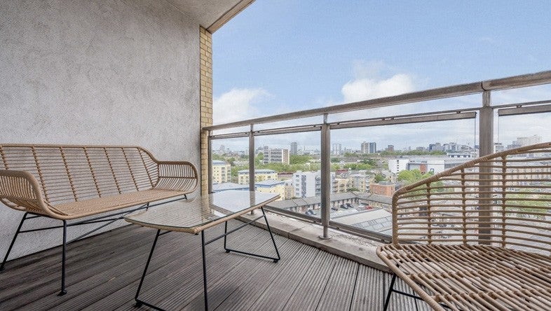 Flat Westferry Circus in Greater London
