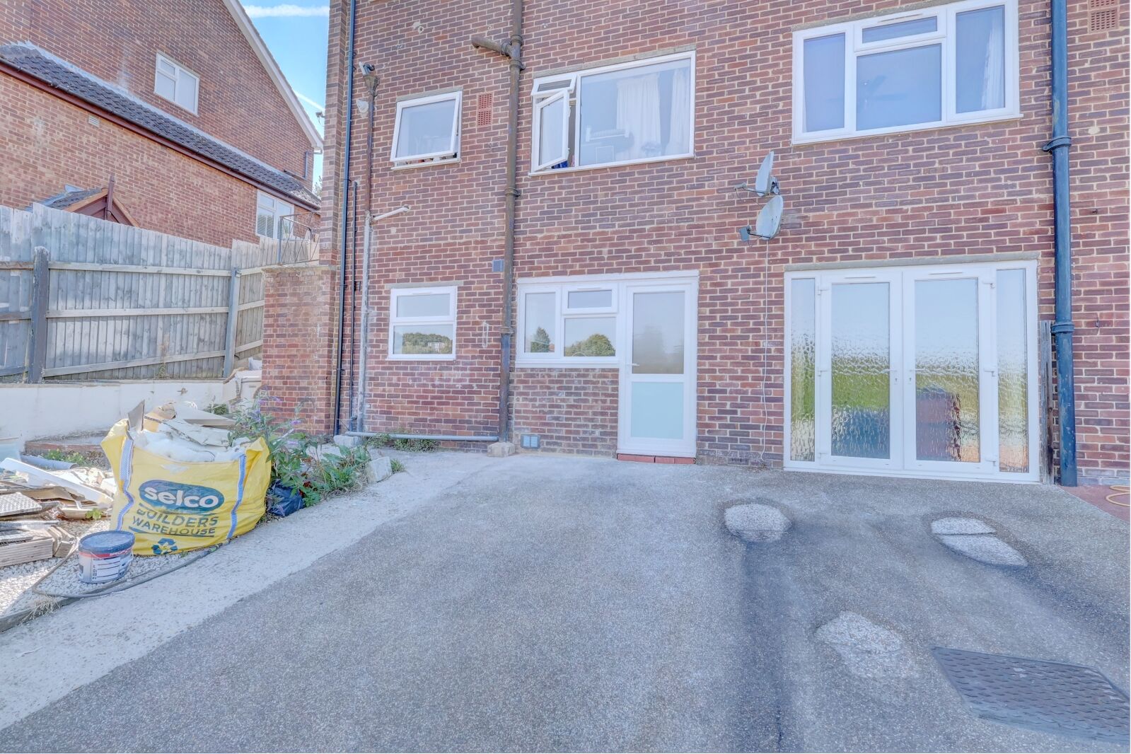 Flat Deeds Grove in High Wycombe