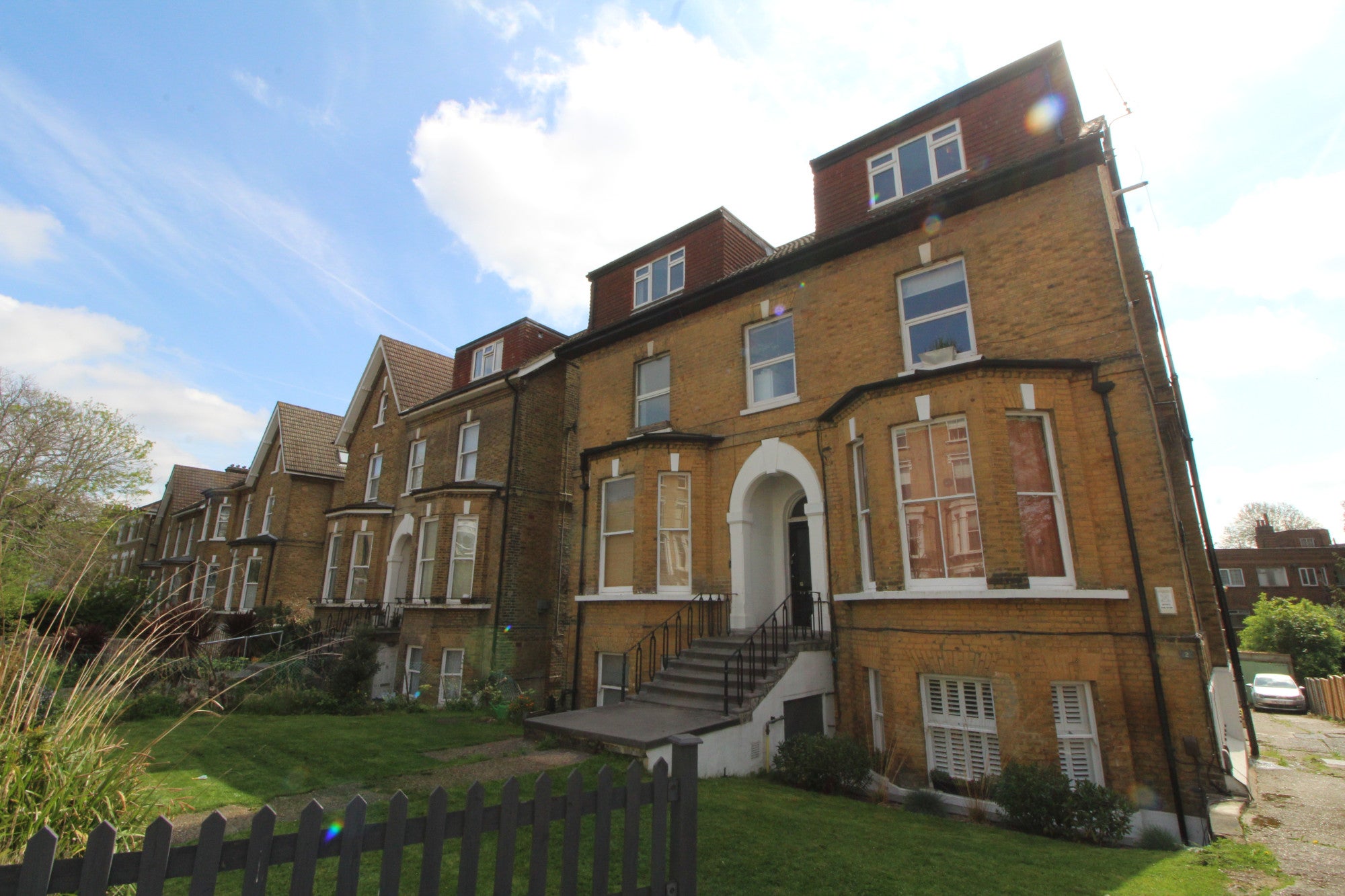 Flat Thicket Road in Greater London