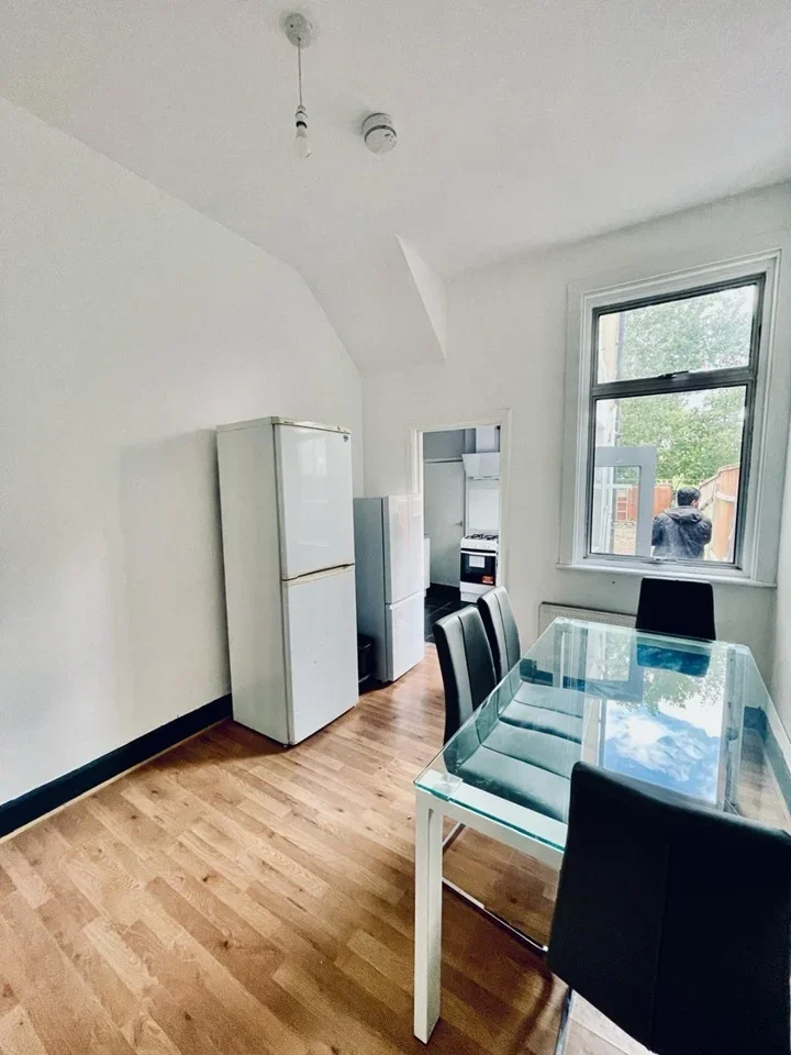 Room Norbury Crescent in Greater London