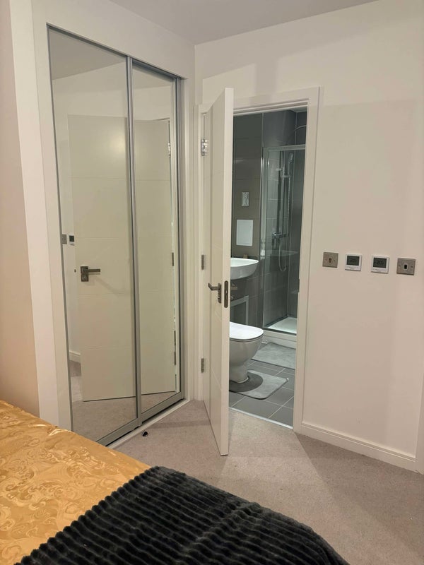 Flat Addiscombe Road in Greater London