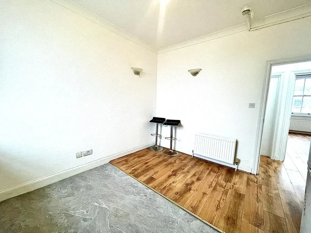 Flat Elgin Avenue in City of Westminster