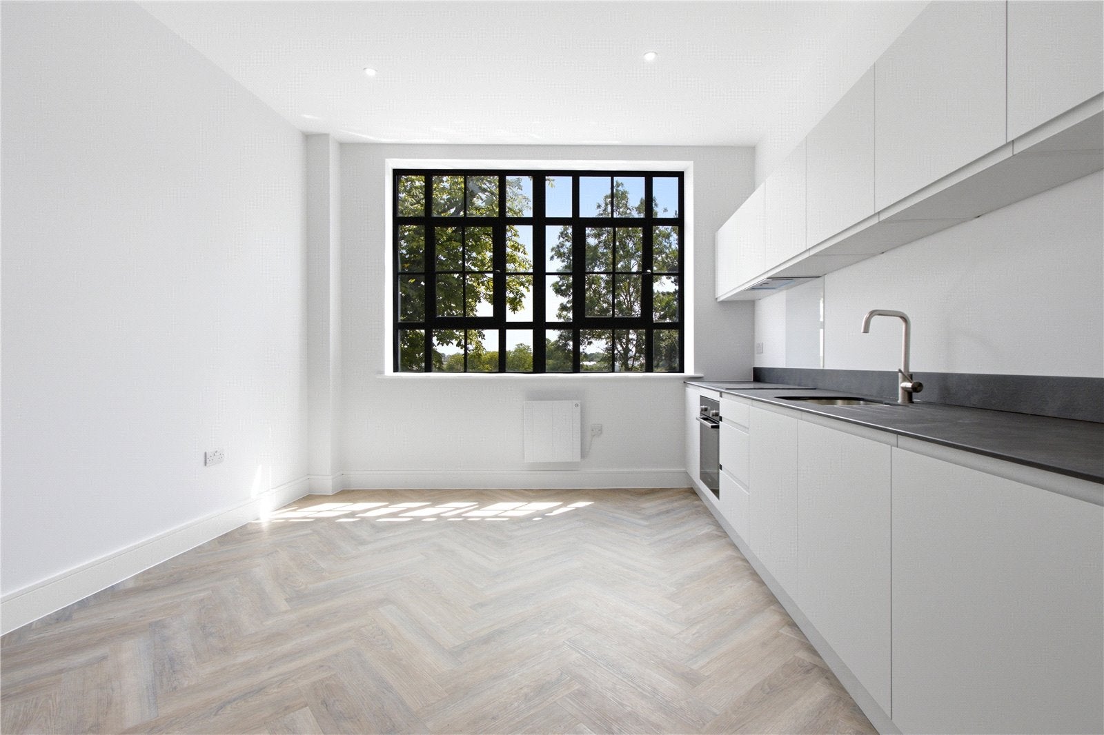 Flat Brunswick Park Road in Greater London