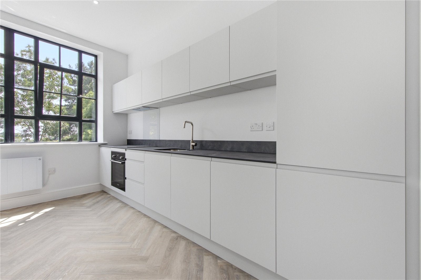 Flat Brunswick Park Road in Greater London