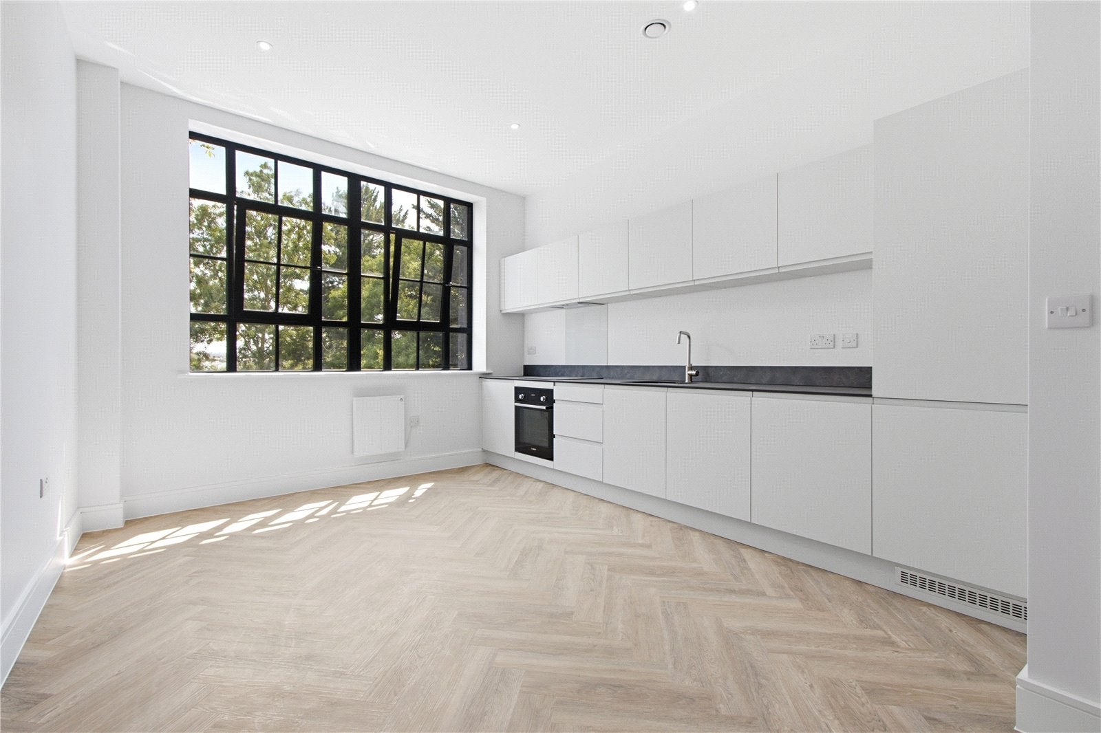Flat Brunswick Park Road in Greater London