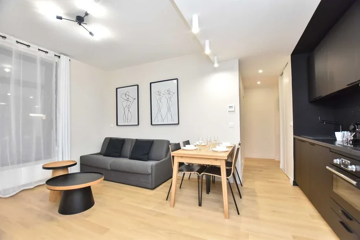 Flat Rue de Longchamp in Paris