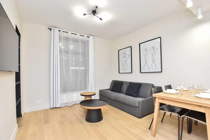 Flat Rue de Longchamp in Paris