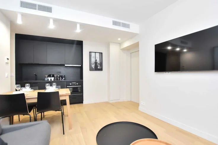 Flat Rue de Longchamp in Paris