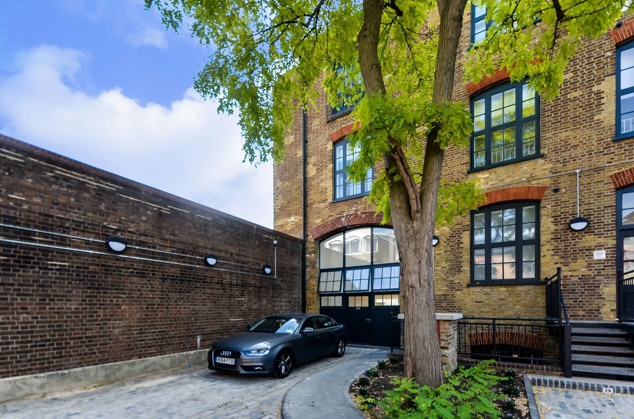 Flat Dod Street in Greater London