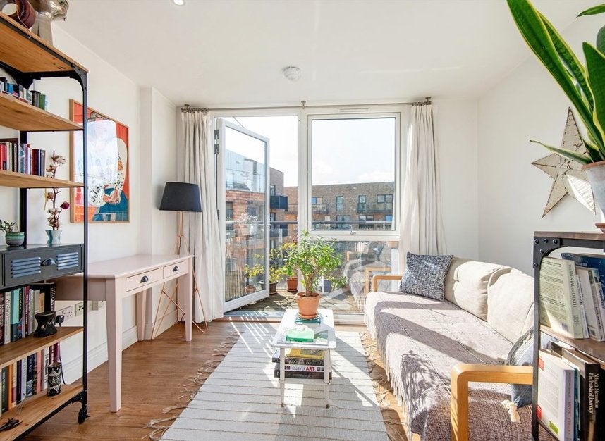 Flat Gunmakers Lane in Greater London