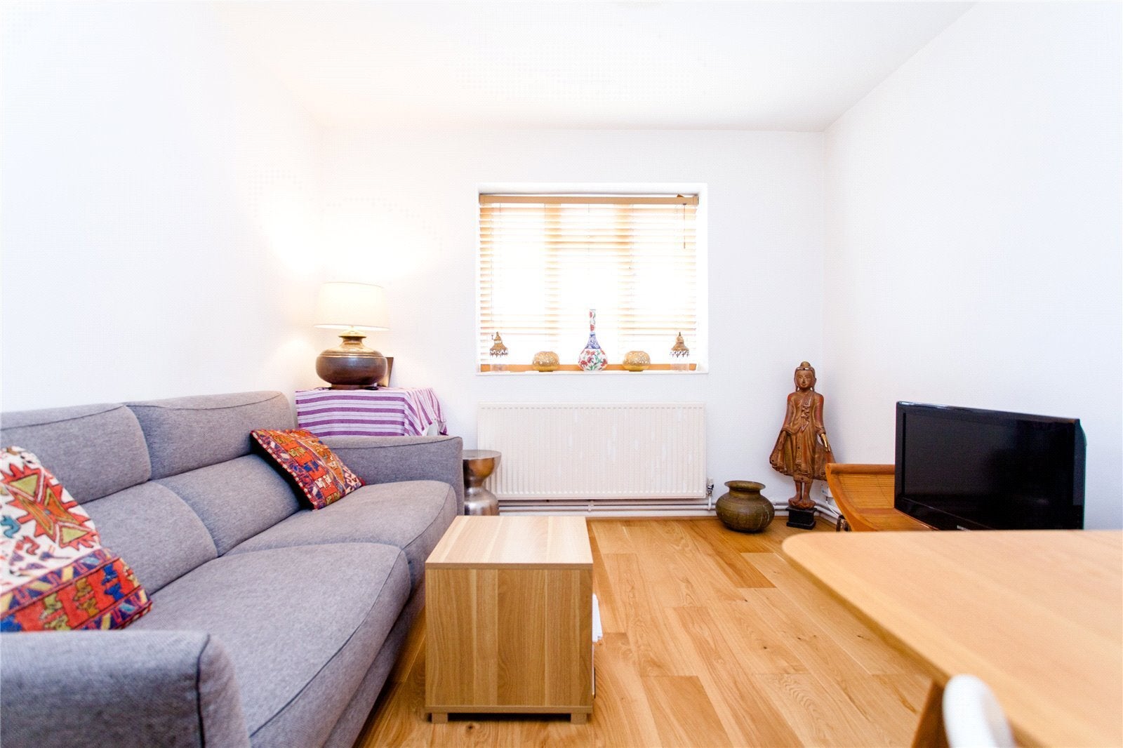 Flat Halton Road in Greater London