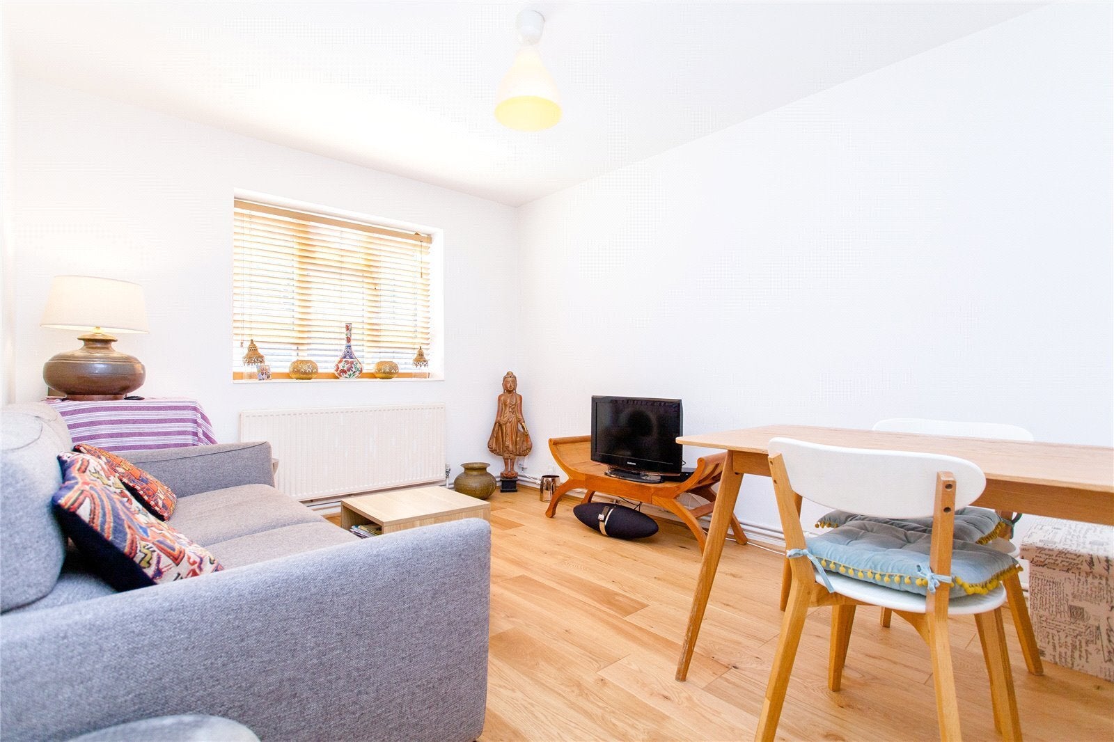 Flat Halton Road in Greater London