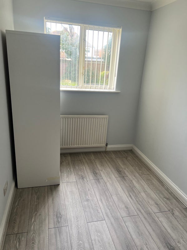 Room Grace Court in Slough