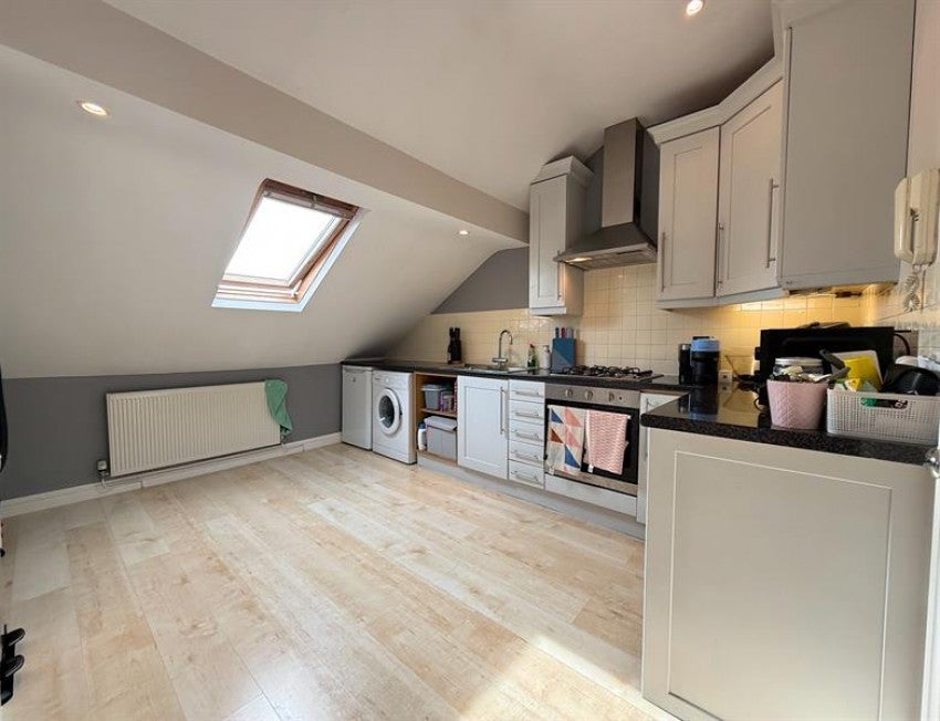 Flat Saxon Court in Trafford