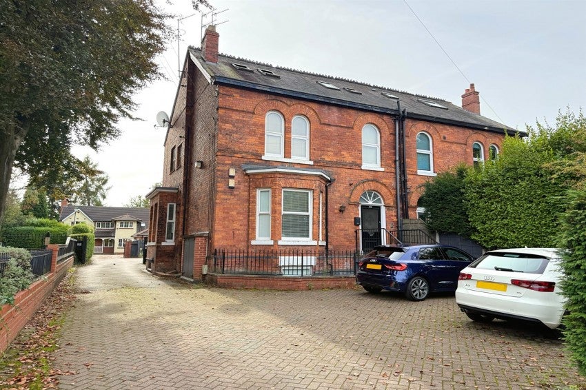 Flat Saxon Court in Trafford