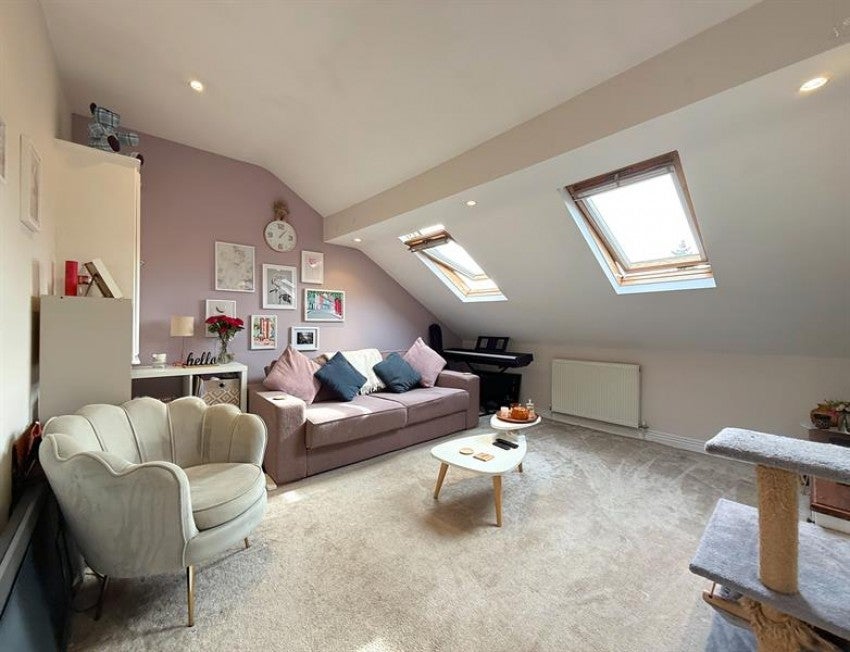 Flat Saxon Court in Trafford