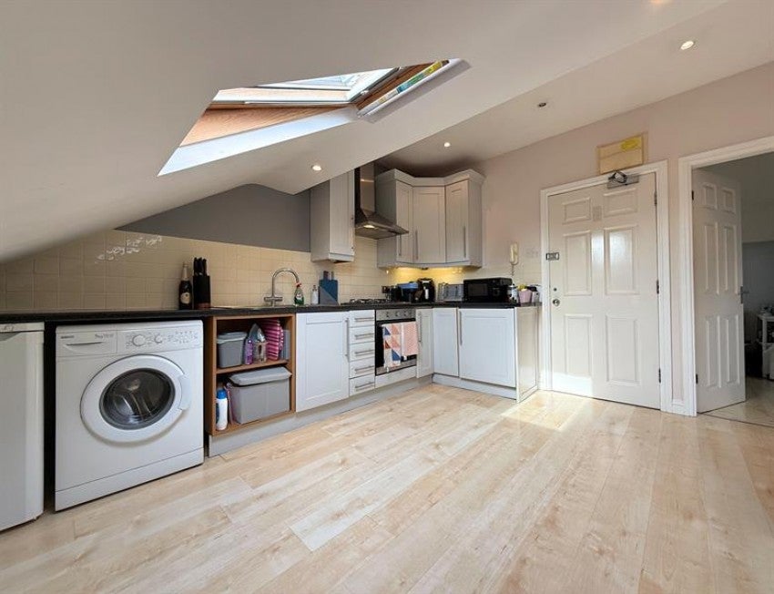 Flat Saxon Court in Trafford