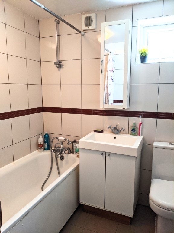 Room Colina Road in Greater London