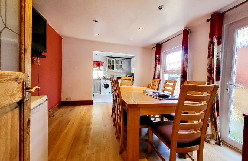 Room Chapel Road in Greater London