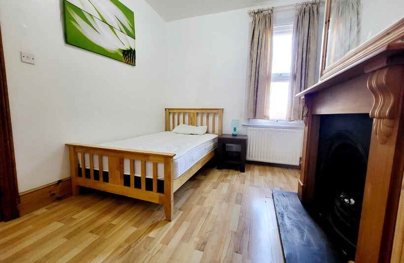 Room Chapel Road in Greater London