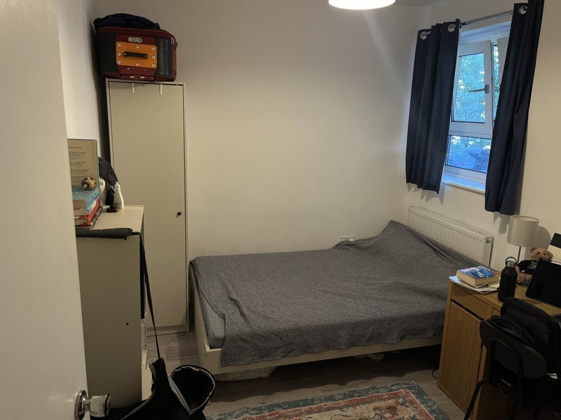 Room Dorset Road in Greater London