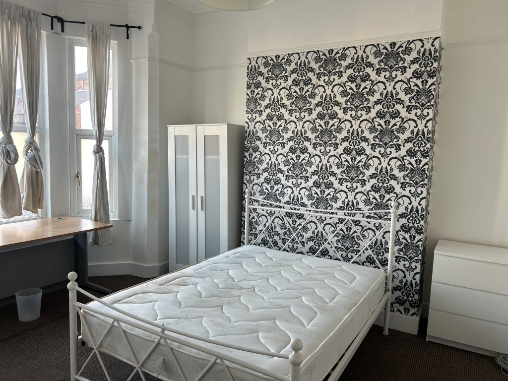 Room Rathbone Road in Liverpool
