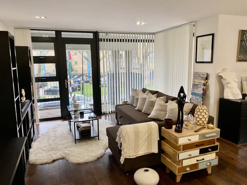 Room Hay Currie Street in Greater London
