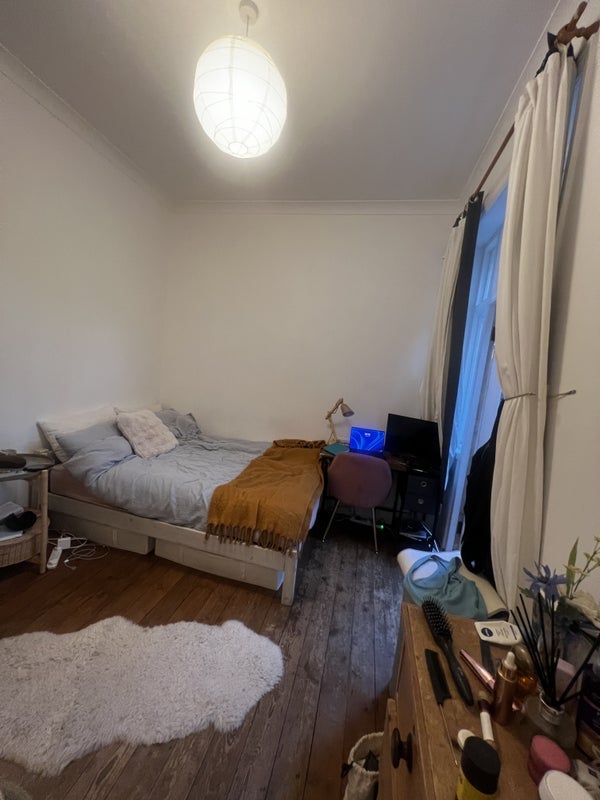Room Salford Road in Greater London