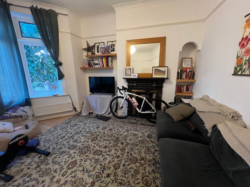 Room Salford Road in Greater London