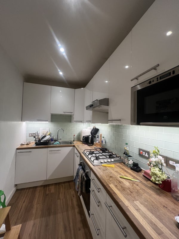 Room Salford Road in Greater London
