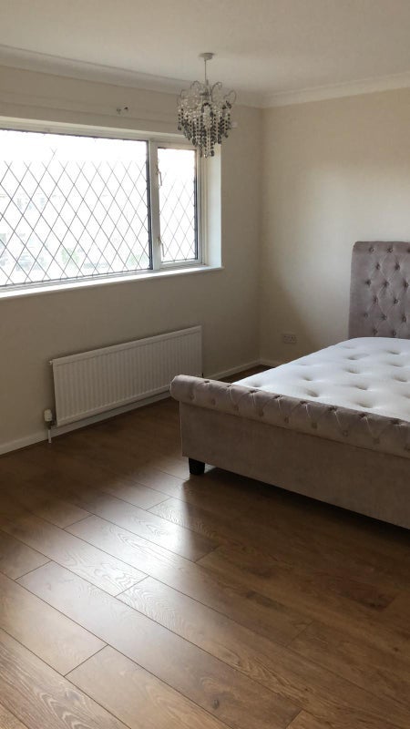 Room Tangmere Road in Crawley