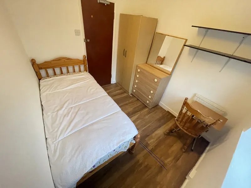 Flat Strattondale Street in Greater London