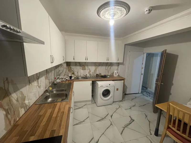 Flat Strattondale Street in Greater London