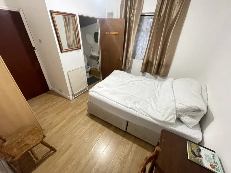 Flat Strattondale Street in Greater London