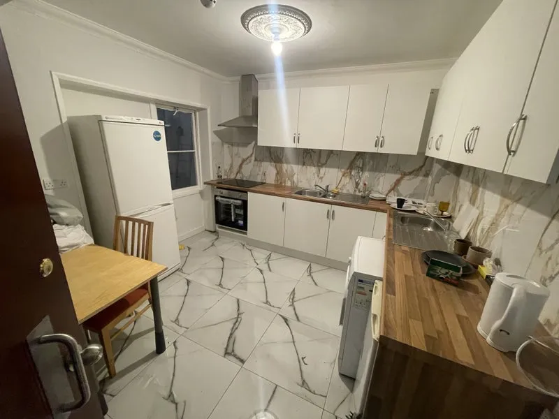 Flat Strattondale Street in Greater London