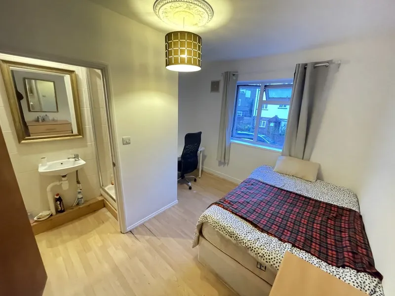 Flat Strattondale Street in Greater London